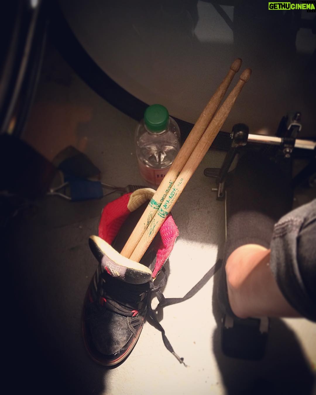 Laura Berlin - 4.2K Likes - Kleines behind-the-scenes/drums Foto vom coolsten Drehtag Ăźberhaupt!! #Blaumacher #smellslikeneueserie #zdfneo #yay #wirdcool