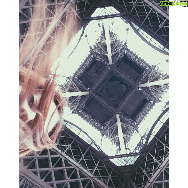 Laura Berlin - 3.1K Likes - #aurevoir #paris