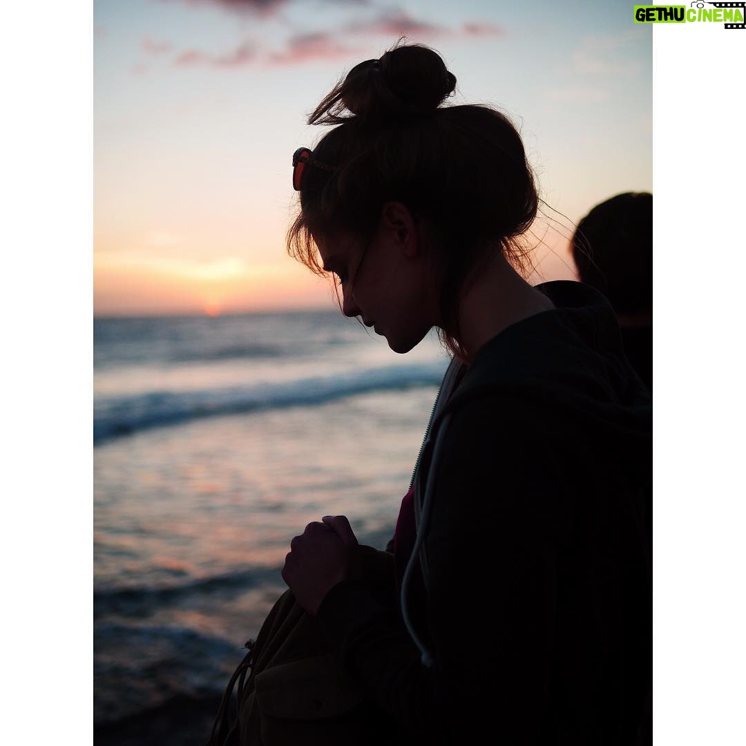 Laura Berlin - 5.8K Likes - For life is the best thing we have in this existence. And if we should desire to believe in something, it should be a beacon within. This beacon being the sun, sea, and sky, our children, our work, our companions and, most simply put, the embodiment of love. - Patti Smith
@jelena.marija #sonne am #horizont und im #herzen
photo by @jelena.marija