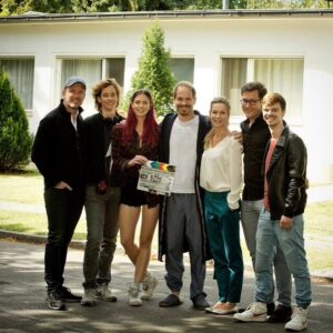 Laura Berlin Instagram - :)) #Drehstart
Drehstart für die neue Zdf-neo Dramaserie "Der Sommer meines Lebens" (AT): Seit dieser Woche stehen unter anderem Marc Ben Puch, Laura Berlin und Lisa Martinek in Berlin für die Dreamtool-Produktion vor der Kamera. Für die Münchner Produktionsfirma ist es die erste TV-Serie, für die sie verantwortlich zeichnet, für ZDF neo die zweite Fiction-Serie. "Der Sommer meines Lebens" (AT) handelt von Frank Sporbert (Marc Ben Puch), Ehemann und Vater, der scheinbar ein perfektes Leben führt. Doch die makellose Fassade hat Risse. Seine Frau Carmen (Lisa Martinek) hat eine Affäre mit ihrem Fitnesstrainer, für seine Kinder ist er lediglich eine Art Geldautomat und selbst in seiner Firma ist er bedeutungslos. In einem Gefühl von Leere und Perspektivlosigkeit trifft der Mittvierziger Frank auf die Nachbarstochter Sascha Decker (Laura Berlin). Kaum halb so alt wie Frank, fühlt sie sich genauso leer und verloren wie er. Die beiden beschließen, ihr bisheriges Leben hinter zu lassen und auszusteigen auf der Suche nach ihrem persönlichen Glück.