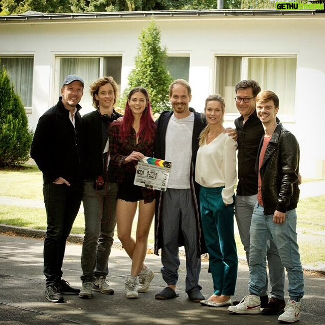 Laura Berlin - 6.8K Likes - :)) #Drehstart
Drehstart fĂźr die neue Zdf-neo Dramaserie "Der Sommer meines Lebens" (AT): Seit dieser Woche stehen unter anderem Marc Ben Puch, Laura Berlin und Lisa Martinek in Berlin fĂźr die Dreamtool-Produktion vor der Kamera. FĂźr die MĂźnchner Produktionsfirma ist es die erste TV-Serie, fĂźr die sie verantwortlich zeichnet, fĂźr ZDF neo die zweite Fiction-Serie. "Der Sommer meines Lebens" (AT) handelt von Frank Sporbert (Marc Ben Puch), Ehemann und Vater, der scheinbar ein perfektes Leben fĂźhrt. Doch die makellose Fassade hat Risse. Seine Frau Carmen (Lisa Martinek) hat eine Affäre mit ihrem Fitnesstrainer, fĂźr seine Kinder ist er lediglich eine Art Geldautomat und selbst in seiner Firma ist er bedeutungslos. In einem GefĂźhl von Leere und Perspektivlosigkeit trifft der Mittvierziger Frank auf die Nachbarstochter Sascha Decker (Laura Berlin). Kaum halb so alt wie Frank, fĂźhlt sie sich genauso leer und verloren wie er. Die beiden beschlieĂen, ihr bisheriges Leben hinter zu lassen und auszusteigen auf der Suche nach ihrem persĂśnlichen GlĂźck.