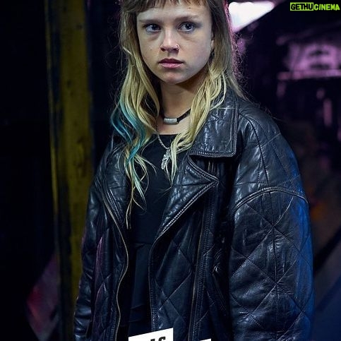 Laura Berlin - 10K Likes - *Werbung/Ad
Sendestart:
âBREAKING EVENâ
Ein milliardenschwerer deutscher Technologie-Konzern will die ersten selbstfahrenden Autos auf den Markt bringen. Bei einer nicht genehmigten Testfahrt stirbt eine Frau. Der Konzern versucht sein sauberes Image aufrecht zu erhalten - aber zwei Frauen sind auf der Suche nach der Wahrheit: die Aussteigerin Jenny und die Juristin Nora.
Serienstart: 14.10. um 20:15 Uhr auf @_zdfneo_ und in der Zdf-Neo Mediathek
Die 6 Folgen der Miniserie wurden produziert von @neuesuper unter der Regie von @boris.kunz.offiziell
Casting: @tolkiencasting
Dop: @tim_kuhn_dop
Mit @lorna_ishema #justusvondohnaĚnyi @sinjeirslinger @rafaelgareisen @marion_mitterhammer_official #davidrott #nicoleheesters #sandraborgmann u.v.a.
Fotos: Zdf, Frank Dicks