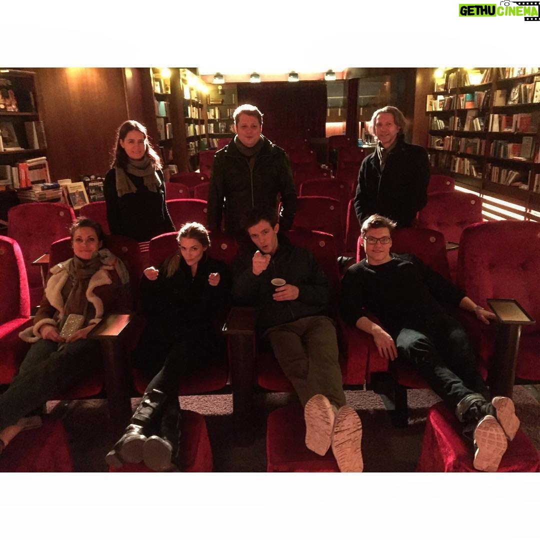 Laura Berlin - 4.1K Likes - mit dem team zum ersten mal 'smaragdgrĂźn' gucken! aufgeregt!! und dann auch bald fĂźr euch im kino. :) #smaragdgrĂźn foto von felix fuchsteiner / fb