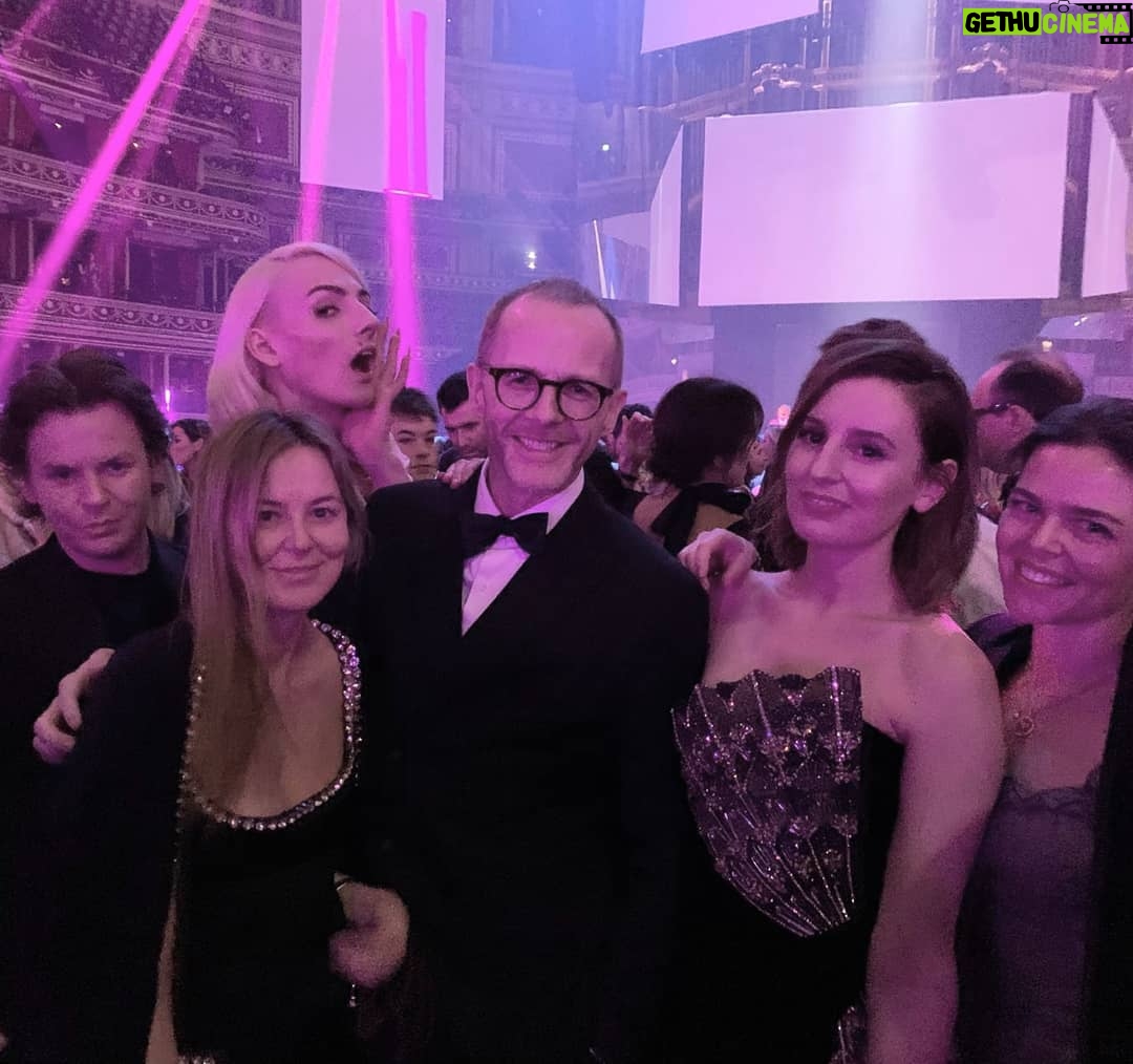 Laura Carmichael Instagram - And congratulations #TeamKane on your win!! 💜💜💜💜💜 @christopherkane @kanechristopher82 @tammyckane @barrymagic #BritishFashionAwards