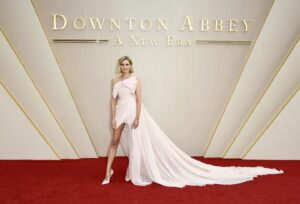 Laura Carmichael Instagram - 💕

So grateful to this incredible team 

Styling @rebeccacorbinmurray
@_nicgoodwin
Dress @giambattistavalliparis
Shoes @louboutinworld
Jewels @sophiebillebrahe
Make-up @valeriaferreiramakeup
Hair @leighkeateshair
Cut & colour @johnmacphersonhair
Nails @robbietomkins
@amandaharringtonlondon
@ddapersonalpublicity

#DowntonAbbey #ANewEra