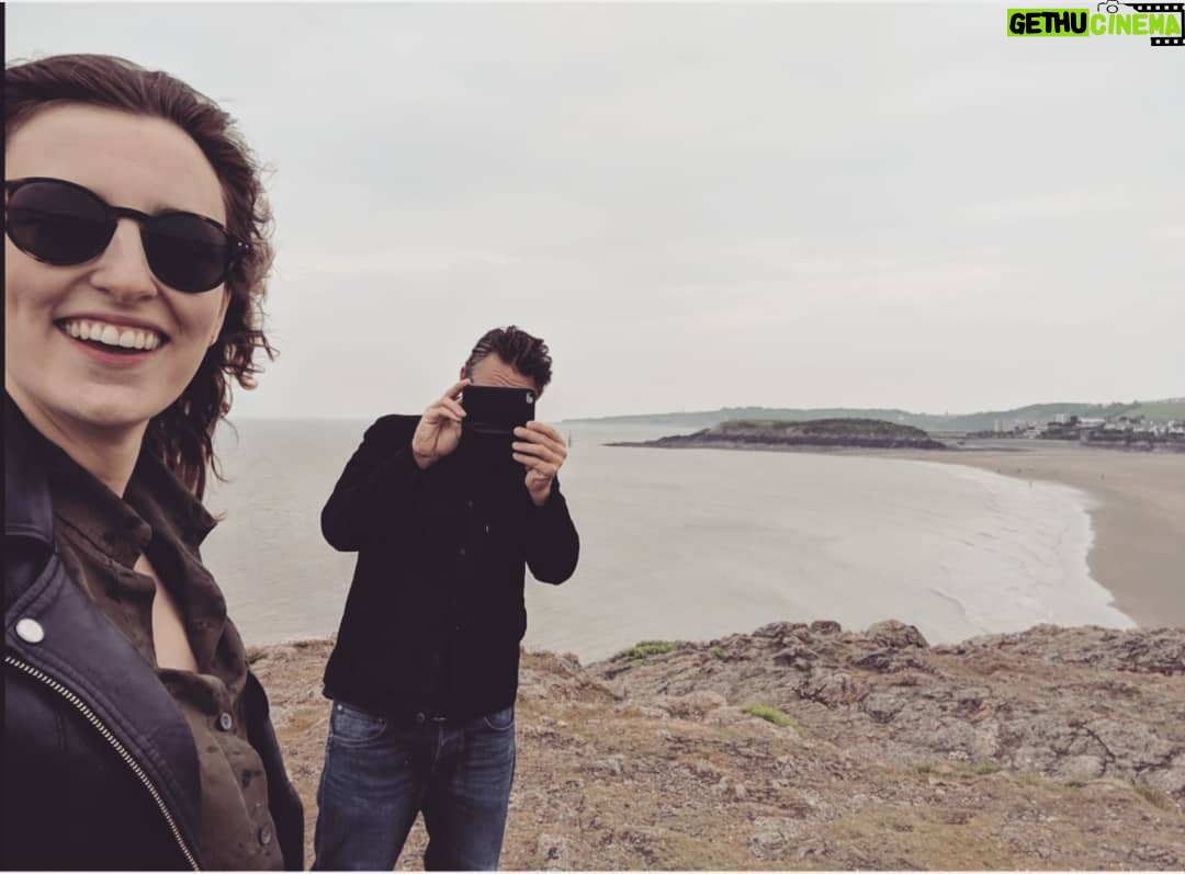 Laura Carmichael Instagram - Scrolling through @thespanishprincessstarz pics and found these from a trip the brilliant @alskimck and I took to sunny Barry Island during a break in filming. Lord and Lady Pole on their holiday! Happy days! Spanish Princess Episode 5 is available now on @starzplay ❤️