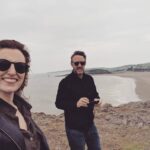 Laura Carmichael Instagram - Scrolling through @thespanishprincessstarz pics and found these from a trip the brilliant @alskimck and I took to sunny Barry Island during a break in filming. Lord and Lady Pole on their holiday! Happy days! Spanish Princess Episode 5 is available now on @starzplay ❤️