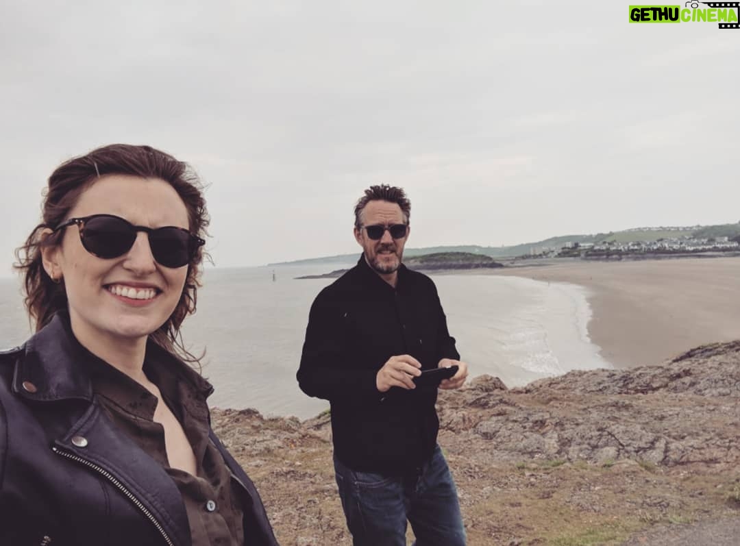 Laura Carmichael Instagram - Scrolling through @thespanishprincessstarz pics and found these from a trip the brilliant @alskimck and I took to sunny Barry Island during a break in filming. Lord and Lady Pole on their holiday! Happy days! Spanish Princess Episode 5 is available now on @starzplay ❤️