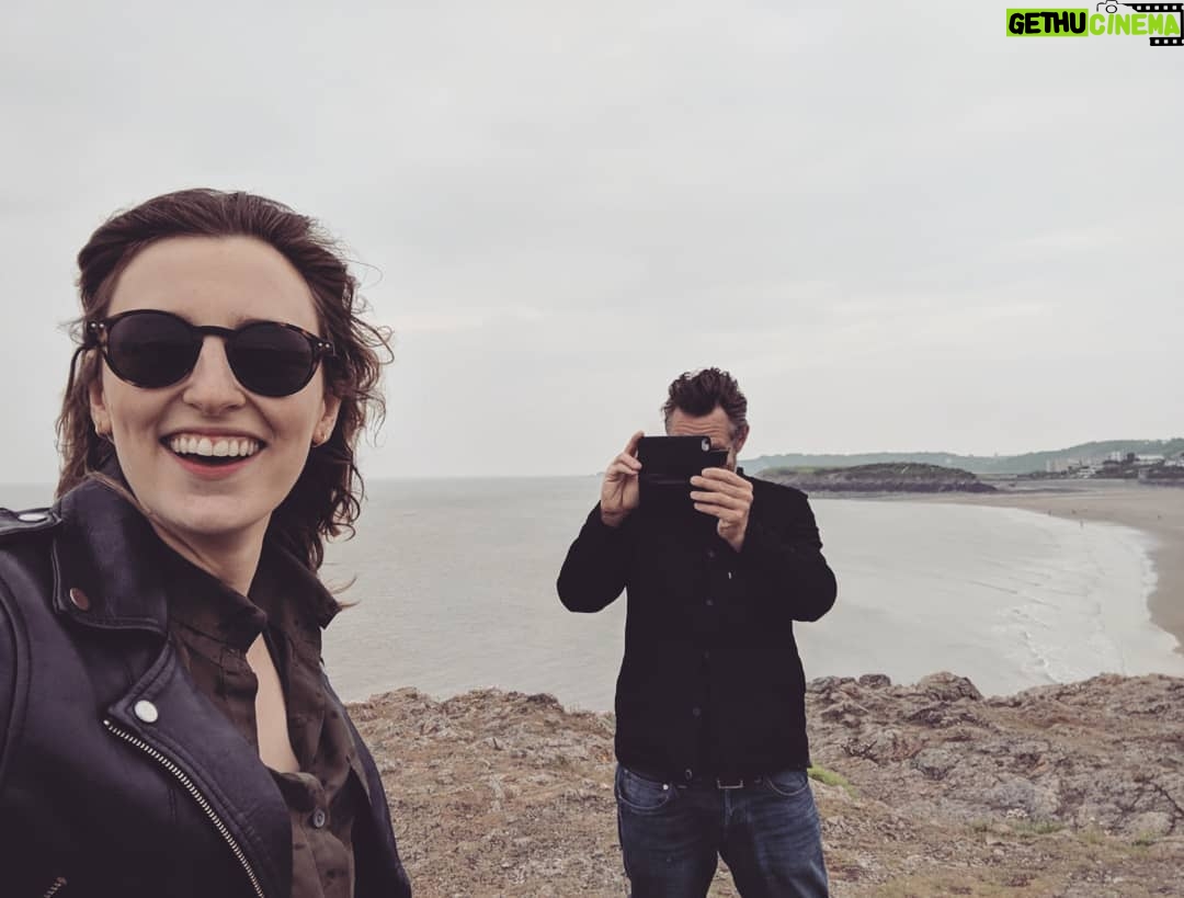 Laura Carmichael Instagram - Scrolling through @thespanishprincessstarz pics and found these from a trip the brilliant @alskimck and I took to sunny Barry Island during a break in filming. Lord and Lady Pole on their holiday! Happy days! Spanish Princess Episode 5 is available now on @starzplay ❤️