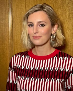 Laura Carmichael Instagram - London Junket Day 2 #ANewEra

Styling @rebeccacorbinmurray 
Make-up @kennethsohmakeup 
Hair @leighkeateshair 
@tods @jenniferfisherjewelry