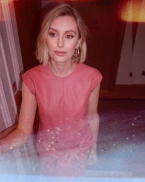 Laura Carmichael Instagram - London Junket Day 1 #ANewEra 

Styling @rebeccacorbinmurray 
Make-up @valeriaferreiramakeup 
Hair @leighkeateshair 
Dress @stellamccartney