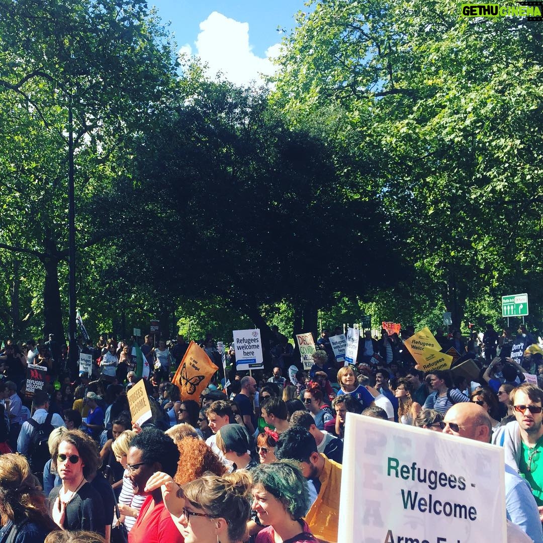 Laura Carmichael Instagram - The sun is shining on the march in London today #refugeeswelcomehere