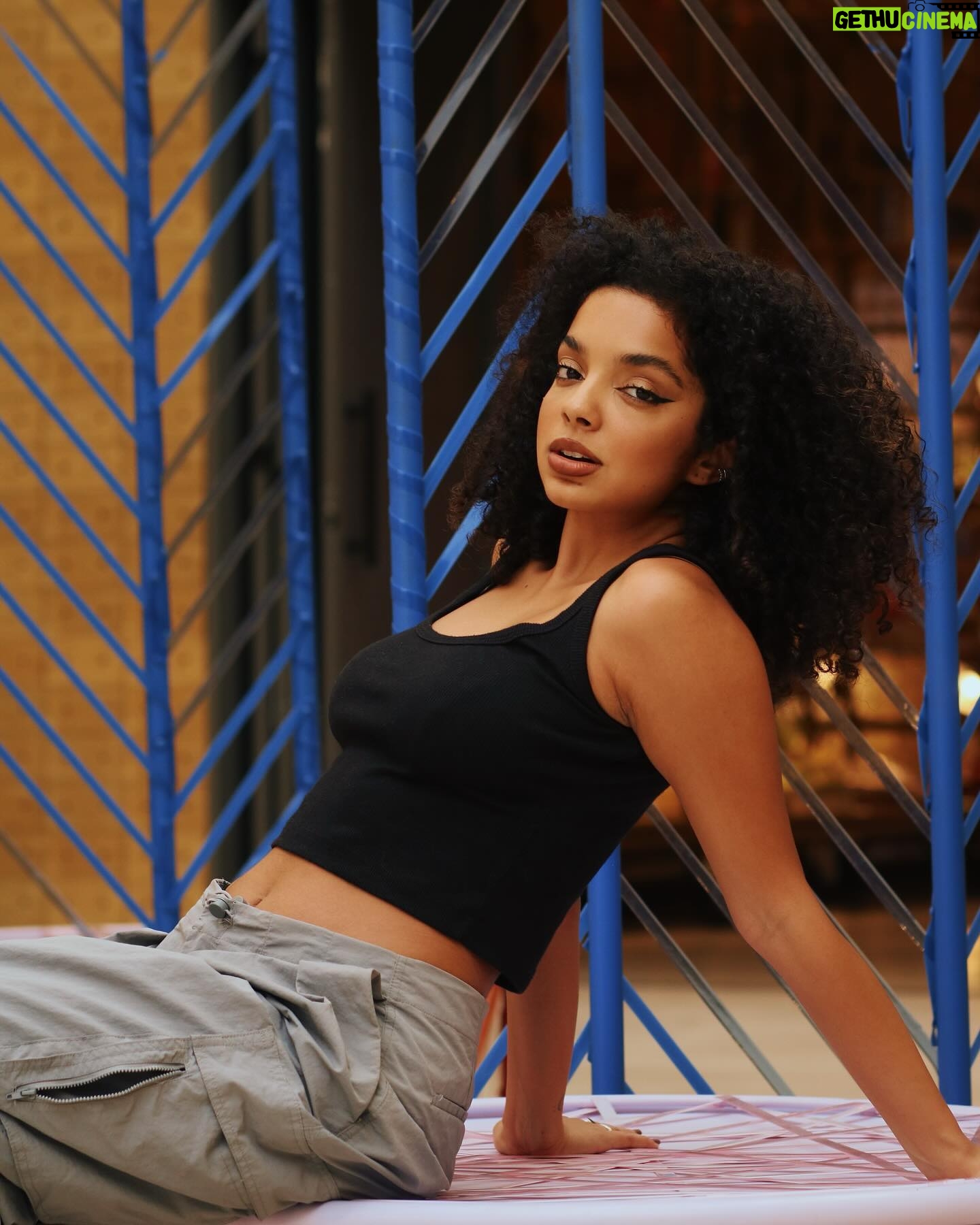 Laura Castro Instagram - mais uma dessa sessão de fotos que ainda não superei ✨