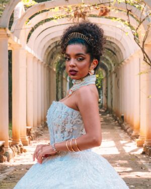 Laura Castro Instagram - Brimsley, leve-me ao Baile Bridgerton @netflixbrasil ✨👑 
stylist: @schiavellii 
fotos: @_mastror
