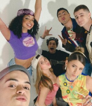 Laura Castro Instagram - “QUERIA QUE QUISESSE” TÁ NO MUNDO!! Escutem muitooo, compartilhem muitooo, cantem muitooo esse nosso feat que foi feito com tanto carinho! E me contem aqui o que acharam! Link nos stories e na bio! 💖🥳