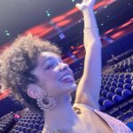 Laura Castro Instagram - hoje, no dia do trabalho, quis falar sobre o meu trabalho: ser artista. A profissão que muitos não levam a sério, ou acham que é só glamour, ou não entendem… mas só vivendo mesmo pra saber. Trabalhar com arte é ter coragem. É sonhar e despertar sonhos. É viver entre a angústia do imprevisível e a paixão de se abrir pro novo. Trabalhar com arte é pra quem ama. E não existe nada que eu ame mais fazer. 💛