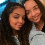 Laura Castro Instagram – hoje é o dia da mulher mais incrível do mundo, minha melhor amiga. Ela tira foto abraçando árvore sem medo de parecer brega, ela acorda 6 da manhã no próprio aniversário pra fazer uma caminhada, tem o riso mais escandaloso e contagiante e o coração mais bonito e generoso do universo. Ela me ensina o valor de ser grata, de tratar todas as pessoas com respeito e uma das coisas mais lindas que ela me ensina todos os dias: apreciar as coisas mais simples da vida. O pôr do sol, a lua, a vida, as pessoas que amamos, a nossa casa, o fato de estarmos aqui vivendo, respirando e amando. E eu sou imensamente grata por ser amada por essa mulher e a ter como mãe. Como é lindo aprender com você e ver o quanto você é amada e ama. O quanto você cuida de todo mundo e faz todo mundo se sentir bem ao seu lado. O quanto você me ensina a não me acomodar, nem ter medo de ir longe, mas também me lembra de nunca me esquecer de onde venho. Obrigada por nunca ter desistido dos meus sonhos e por sempre ter feito de tudo pra me ajudar a alcança-los. Obrigada por ter me dado esse seu sorriso, essa sua alegria, sua energia, seu jeitinho de gostar de falar com todo mundo, dentre tantas coisas que amo em você e em mim. Quero um dia ter um coração tão grande e lindo quanto o seu! Feliz aniversário. FELIZ 50 ANOS de MUITOS que você ainda vai viver, com essa sua disposição, sua saúde, sua alegria, sua energia, sua fé, sua simplicidade, sua força, seu amor pelas pessoas e pela vida. Te amo mãe 💛