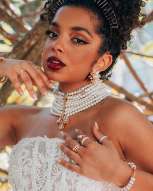 Laura Castro Instagram - Brimsley, leve-me ao Baile Bridgerton @netflixbrasil ✨👑 
stylist: @schiavellii 
fotos: @_mastror