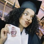 Laura Castro Instagram – #tbt que vale deixar registrado aqui: o dia da minha colação de grau ✨ oficialmente uma publicitária formada 🙌🏾 o textão já escrevi ano passado quando apresentei o TCC, mas continuo transbordando de orgulho e felicidade por todos esses quatro anos que vivi, por tudo que passei, pelas noites mal dormidas, pelo tanto que aprendi e pelas amizades inesquecíveis que a faculdade me trouxe. ❤️