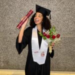 Laura Castro Instagram – #tbt que vale deixar registrado aqui: o dia da minha colação de grau ✨ oficialmente uma publicitária formada 🙌🏾 o textão já escrevi ano passado quando apresentei o TCC, mas continuo transbordando de orgulho e felicidade por todos esses quatro anos que vivi, por tudo que passei, pelas noites mal dormidas, pelo tanto que aprendi e pelas amizades inesquecíveis que a faculdade me trouxe. ❤️