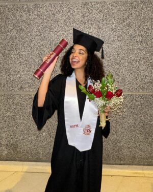 Laura Castro Instagram - #tbt que vale deixar registrado aqui: o dia da minha colação de grau ✨ oficialmente uma publicitária formada 🙌🏾 o textão já escrevi ano passado quando apresentei o TCC, mas continuo transbordando de orgulho e felicidade por todos esses quatro anos que vivi, por tudo que passei, pelas noites mal dormidas, pelo tanto que aprendi e pelas amizades inesquecíveis que a faculdade me trouxe. ❤️