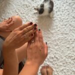 Laura Castro Instagram - hoje é o dia da mulher mais incrível do mundo, minha melhor amiga. Ela tira foto abraçando árvore sem medo de parecer brega, ela acorda 6 da manhã no próprio aniversário pra fazer uma caminhada, tem o riso mais escandaloso e contagiante e o coração mais bonito e generoso do universo. Ela me ensina o valor de ser grata, de tratar todas as pessoas com respeito e uma das coisas mais lindas que ela me ensina todos os dias: apreciar as coisas mais simples da vida. O pôr do sol, a lua, a vida, as pessoas que amamos, a nossa casa, o fato de estarmos aqui vivendo, respirando e amando. E eu sou imensamente grata por ser amada por essa mulher e a ter como mãe. Como é lindo aprender com você e ver o quanto você é amada e ama. O quanto você cuida de todo mundo e faz todo mundo se sentir bem ao seu lado. O quanto você me ensina a não me acomodar, nem ter medo de ir longe, mas também me lembra de nunca me esquecer de onde venho. Obrigada por nunca ter desistido dos meus sonhos e por sempre ter feito de tudo pra me ajudar a alcança-los. Obrigada por ter me dado esse seu sorriso, essa sua alegria, sua energia, seu jeitinho de gostar de falar com todo mundo, dentre tantas coisas que amo em você e em mim. Quero um dia ter um coração tão grande e lindo quanto o seu! Feliz aniversário. FELIZ 50 ANOS de MUITOS que você ainda vai viver, com essa sua disposição, sua saúde, sua alegria, sua energia, sua fé, sua simplicidade, sua força, seu amor pelas pessoas e pela vida. Te amo mãe 💛