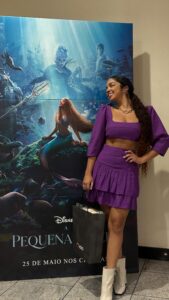 Laura Castro Instagram - Vocês pediram então tá aqui: 4 línguas cantando a música da minha princesa favorita 🙃🥰🧜🏾‍♀️