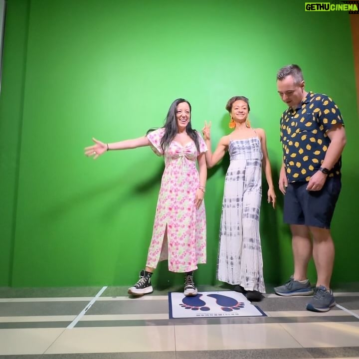 Laura Castro Instagram - 1o dia em Taiwan!! Tô tão feliz! E ja teve: • terremoto, mas tá tudo bem!! • visita no Taipei 101 • ensaio • massagem no spa • provando comidinhas no night market • passeiozinho pelo bairro And the princess adventure has started ✨💛