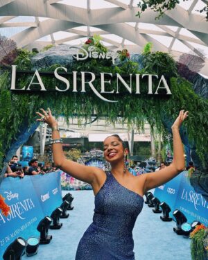 Laura Castro Instagram - EU SOU A VOZ BRASILEIRA DA PEQUENA SEREIA! 🧜🏾‍♀️🇧🇷
Meu Deus, eu acho que nunca vou me acostumar com isso, nunca vai cair 100% a ficha. Lembro de quando descobri que o filme viria e brinquei, como se fosse algo tão distante, “imagina se eu dublasse?!!!”, lembro do quanto estava tremendo no teste e jamais vou esquecer a sensação de quando descobri que passei. É uma conquista que vai muito além do profissional pra mim. É a releitura de uma princesa que marcou a minha infância, mas dessa vez preta. A honra que é pra mim fazer parte dessa história não cabe em qualquer texto que eu possa escrever aqui. Representatividade muda vidas. A Laura do passado jamais imaginaria que um sonho desses poderia se tornar realidade e me sinto a pessoa mais sortuda desse mundo. Só tenho a agradecer a tantas pessoas envolvidas nesse sonho. @sushifelipe , @tlongo , @djthiagocosta , @igorfontes e @fegueiros muito obrigada por me acolherem e por acreditarem em mim. Pai e mãe, muito obrigada por me lembrarem diariamente que sou capaz de qualquer coisa que eu possa sonhar. E @disneystudiosbr , muito obrigada por me permitirem fazer parte da história de vocês e por me trazerem aqui. Nunca vou me esquecer, isso tudo estará eternamente em meu coração 💙 25 DE MAIO NOS CINEMAS! 🧜🏾‍♀️✨