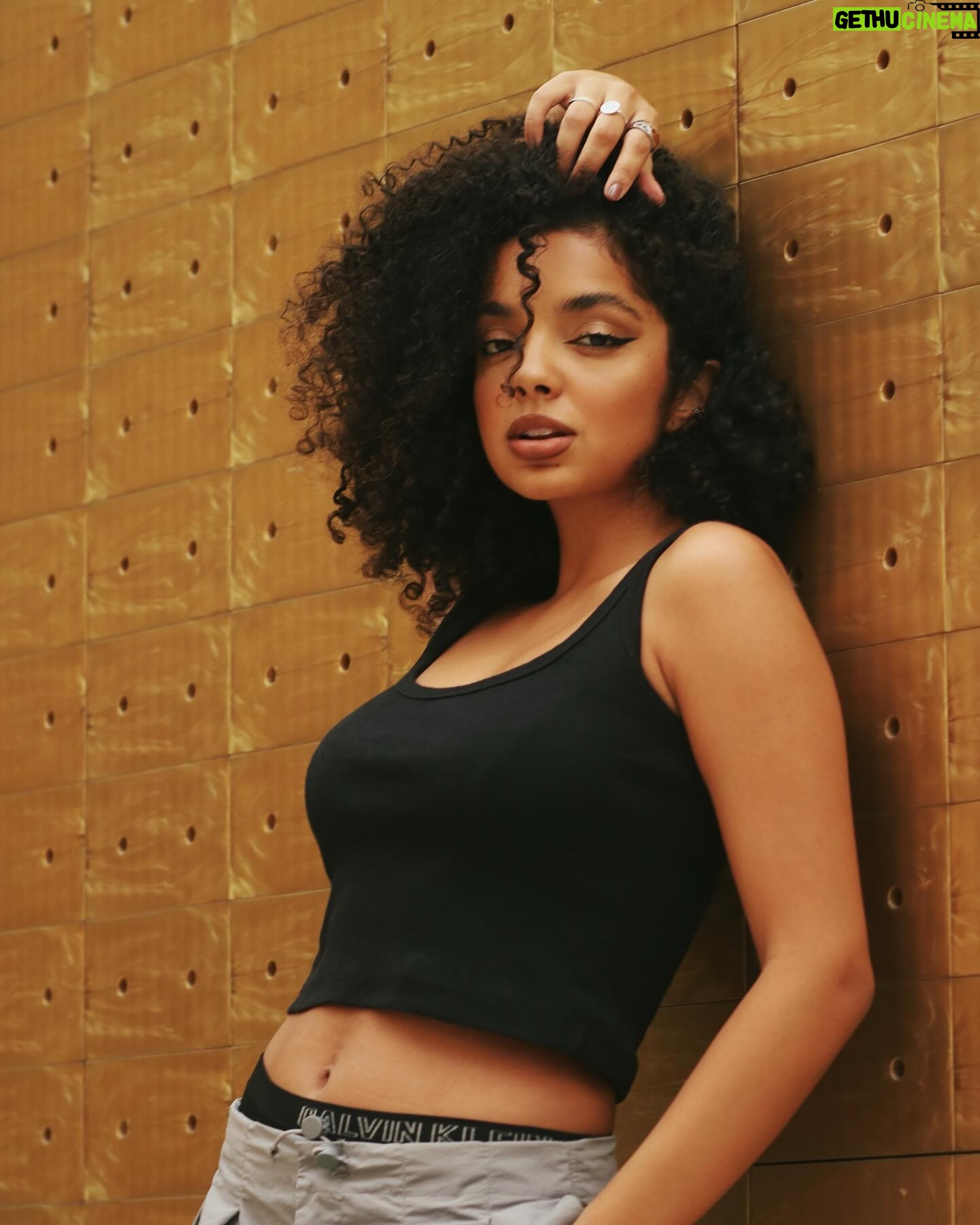 Laura Castro Instagram - mais uma dessa sessão de fotos que ainda não superei ✨