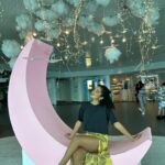 Laura Castro Instagram - 1o dia em Taiwan!! Tô tão feliz! E ja teve: • terremoto, mas tá tudo bem!! • visita no Taipei 101 • ensaio • massagem no spa • provando comidinhas no night market • passeiozinho pelo bairro And the princess adventure has started ✨💛