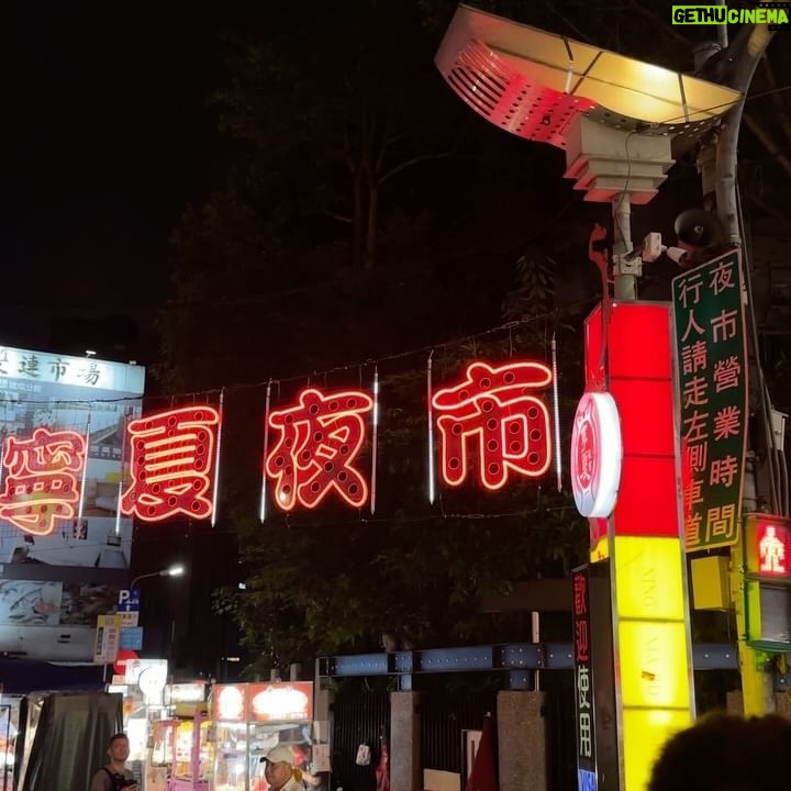 Laura Castro Instagram - 1o dia em Taiwan!! Tô tão feliz! E ja teve: • terremoto, mas tá tudo bem!! • visita no Taipei 101 • ensaio • massagem no spa • provando comidinhas no night market • passeiozinho pelo bairro And the princess adventure has started ✨💛
