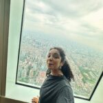 Laura Castro Instagram - 1o dia em Taiwan!! Tô tão feliz! E ja teve: • terremoto, mas tá tudo bem!! • visita no Taipei 101 • ensaio • massagem no spa • provando comidinhas no night market • passeiozinho pelo bairro And the princess adventure has started ✨💛