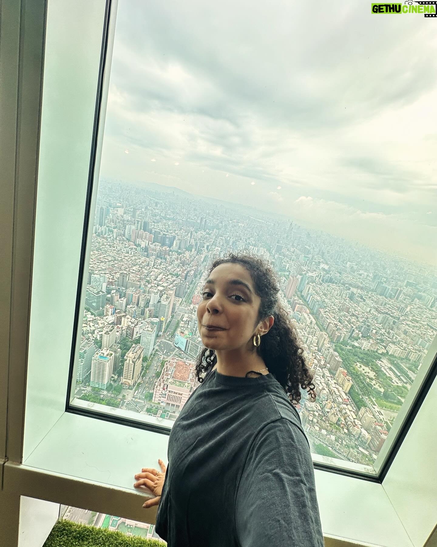 Laura Castro Instagram - 1o dia em Taiwan!! Tô tão feliz! E ja teve: • terremoto, mas tá tudo bem!! • visita no Taipei 101 • ensaio • massagem no spa • provando comidinhas no night market • passeiozinho pelo bairro And the princess adventure has started ✨💛