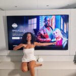 Laura Castro Instagram - SAIU A SÉRIE DO NOVO “DOCTOR WHO” E EU DUBLO A RUBY (companion dele)!!! Que alegria! Que orgulho poder fazer parte do elenco de dublagem de uma série que marcou tantas gerações 🥹 Gravar esse projeto foi tão gostoso! Obrigada ao @fabricio.vilaverde que dirigiu, ao nosso técnico @ilucas.moraiis , ao Gabriel que captou as correções e toda a equipe envolvida e ao estúdio @mediaaccesscompany.br 🤍 Assistam e me contem!! 👀
