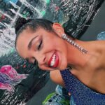 Laura Castro Instagram - EU SOU A VOZ BRASILEIRA DA PEQUENA SEREIA! 🧜🏾‍♀️🇧🇷 Meu Deus, eu acho que nunca vou me acostumar com isso, nunca vai cair 100% a ficha. Lembro de quando descobri que o filme viria e brinquei, como se fosse algo tão distante, “imagina se eu dublasse?!!!”, lembro do quanto estava tremendo no teste e jamais vou esquecer a sensação de quando descobri que passei. É uma conquista que vai muito além do profissional pra mim. É a releitura de uma princesa que marcou a minha infância, mas dessa vez preta. A honra que é pra mim fazer parte dessa história não cabe em qualquer texto que eu possa escrever aqui. Representatividade muda vidas. A Laura do passado jamais imaginaria que um sonho desses poderia se tornar realidade e me sinto a pessoa mais sortuda desse mundo. Só tenho a agradecer a tantas pessoas envolvidas nesse sonho. @sushifelipe , @tlongo , @djthiagocosta , @igorfontes e @fegueiros muito obrigada por me acolherem e por acreditarem em mim. Pai e mãe, muito obrigada por me lembrarem diariamente que sou capaz de qualquer coisa que eu possa sonhar. E @disneystudiosbr , muito obrigada por me permitirem fazer parte da história de vocês e por me trazerem aqui. Nunca vou me esquecer, isso tudo estará eternamente em meu coração 💙 25 DE MAIO NOS CINEMAS! 🧜🏾‍♀️✨