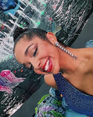 Laura Castro Instagram - EU SOU A VOZ BRASILEIRA DA PEQUENA SEREIA! 🧜🏾‍♀️🇧🇷
Meu Deus, eu acho que nunca vou me acostumar com isso, nunca vai cair 100% a ficha. Lembro de quando descobri que o filme viria e brinquei, como se fosse algo tão distante, “imagina se eu dublasse?!!!”, lembro do quanto estava tremendo no teste e jamais vou esquecer a sensação de quando descobri que passei. É uma conquista que vai muito além do profissional pra mim. É a releitura de uma princesa que marcou a minha infância, mas dessa vez preta. A honra que é pra mim fazer parte dessa história não cabe em qualquer texto que eu possa escrever aqui. Representatividade muda vidas. A Laura do passado jamais imaginaria que um sonho desses poderia se tornar realidade e me sinto a pessoa mais sortuda desse mundo. Só tenho a agradecer a tantas pessoas envolvidas nesse sonho. @sushifelipe , @tlongo , @djthiagocosta , @igorfontes e @fegueiros muito obrigada por me acolherem e por acreditarem em mim. Pai e mãe, muito obrigada por me lembrarem diariamente que sou capaz de qualquer coisa que eu possa sonhar. E @disneystudiosbr , muito obrigada por me permitirem fazer parte da história de vocês e por me trazerem aqui. Nunca vou me esquecer, isso tudo estará eternamente em meu coração 💙 25 DE MAIO NOS CINEMAS! 🧜🏾‍♀️✨