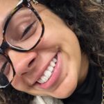 Laura Castro Instagram - EU SOU A VOZ BRASILEIRA DA PEQUENA SEREIA! 🧜🏾‍♀️🇧🇷 Meu Deus, eu acho que nunca vou me acostumar com isso, nunca vai cair 100% a ficha. Lembro de quando descobri que o filme viria e brinquei, como se fosse algo tão distante, “imagina se eu dublasse?!!!”, lembro do quanto estava tremendo no teste e jamais vou esquecer a sensação de quando descobri que passei. É uma conquista que vai muito além do profissional pra mim. É a releitura de uma princesa que marcou a minha infância, mas dessa vez preta. A honra que é pra mim fazer parte dessa história não cabe em qualquer texto que eu possa escrever aqui. Representatividade muda vidas. A Laura do passado jamais imaginaria que um sonho desses poderia se tornar realidade e me sinto a pessoa mais sortuda desse mundo. Só tenho a agradecer a tantas pessoas envolvidas nesse sonho. @sushifelipe , @tlongo , @djthiagocosta , @igorfontes e @fegueiros muito obrigada por me acolherem e por acreditarem em mim. Pai e mãe, muito obrigada por me lembrarem diariamente que sou capaz de qualquer coisa que eu possa sonhar. E @disneystudiosbr , muito obrigada por me permitirem fazer parte da história de vocês e por me trazerem aqui. Nunca vou me esquecer, isso tudo estará eternamente em meu coração 💙 25 DE MAIO NOS CINEMAS! 🧜🏾‍♀️✨