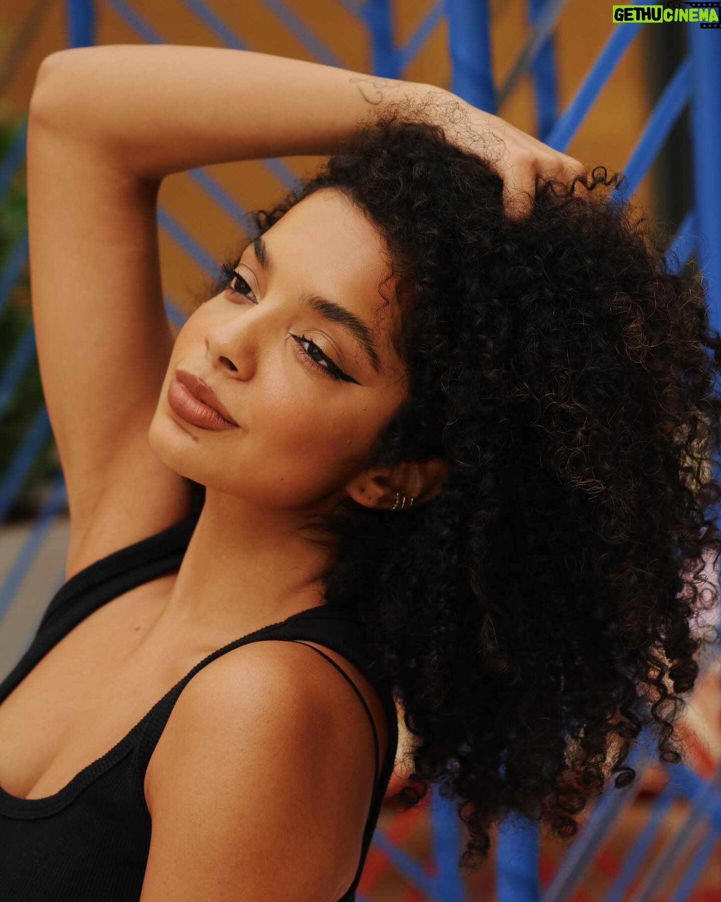 Laura Castro Instagram - mais uma dessa sessão de fotos que ainda não superei ✨