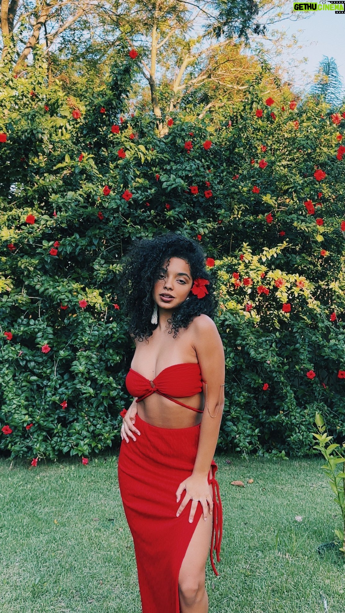 Laura Castro Instagram - now you’re my everything 🌺 #grwm