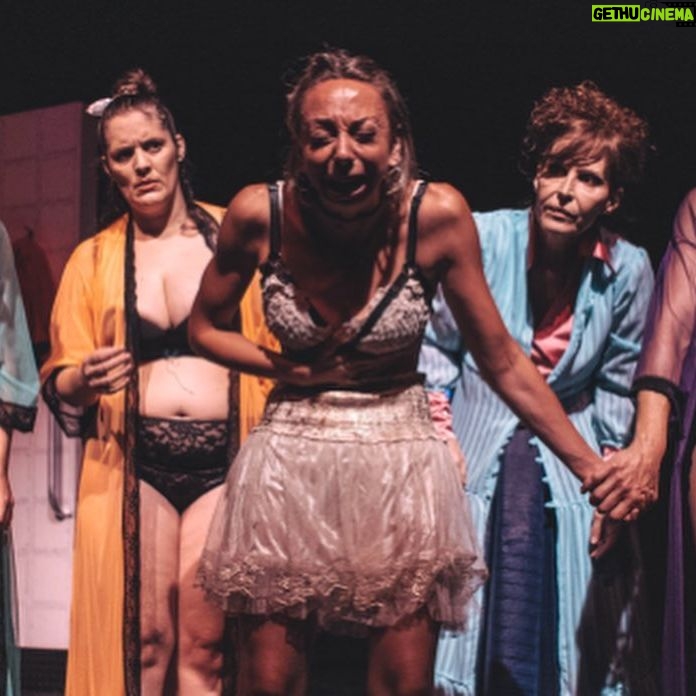 Laura Cymer Instagram - Ayer finalmente estrenamos @mujeresenelbano y sentimos pura emoción ❤️🔥❤️🔥❤️🔥. Venimos de meses de muchísimo trabajo, poniéndole una garra y un amor del cual me siento infinitamente feliz!Agradecida de compartir estos meses con este equipo que se volvió un espacio mágico de contención, disfrute y amor ! Orgullosa de trabajar con gente tan talentosa, pero por sobre todas las cosas, tan “humana” en estos tiempos difíciles que corren! Emocionada de subirme nuevamente a un escenario en tiempos pandémicos donde todo es pura incertidumbre . Siento profunda admiración por mis compañeras tan talentosas que la rompen toda en el escenario. Gracias @marielaasensio por tu arte, tu confianza, tu abrazo en cada caída y tu arenga en cada acierto! Sos de oro mujer! Gracias por confiar en mí una vez mas! Gracias @paolaluttini por abrirme las puertas a esta aventura, la amorosidad y la confianza! Gracias al @teatroelpicadero y @sebastian.blutrach por brindarnos este teatro que es tan precioso!!! Gracias al equipo maravilla completo que acá abajo les presento: Nada sería posible sin cada uno de ellos! Mis mayores respetos!! 🙌🏻👏🏼 Gracias especiales a mi familia y amigues por acompañarme en el proceso! Les amo mucho!! Y gracias al público por llenarnos la sala a puro disfrute!! Fue una FIESTA 🔥 Lxs esperamos Viernes y Sábados en el @teatroelpicadero 22hs. (entradas en mi Bio) Feliz y agradecida de poder hacer lo que más amo: Actuar! Team Completo @pronoia_producciones @iridemockert @maidaandrenacciok @esthergorisok @lauraconforte @marielaasensio @paolaluttini @tinisantamaria @maurogarciabarbe @laguadalup @valetollo @vessnabebek @oswald.maria.77 @davidseldes @luchichi @mechi_otero