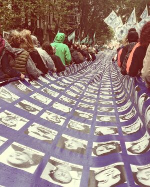 Laura Cymer Instagram - Andábamos con unas ganas de volver a la plaza 🤍🤍🤍 !!!!
.
24•3•2022 ✨
.
#memoriaverdadyjusticia 
#nuncamas 
#30000
#diadelamemoria