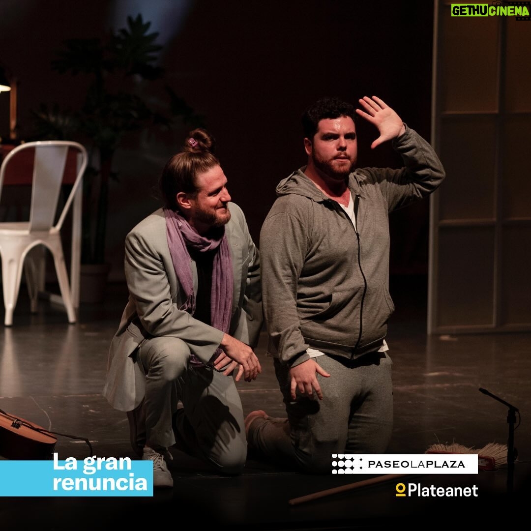 Laura Cymer Instagram - Si, leíste bien 😎👉seguimos renunciando todos los DOMINGOS a las 21HS en la Sala Pablo Neruda del @paseolaplazaok 🎭 El mejor plan #AntiDomingo es venir a divertirte con esta comedia que te va a dejar pensando🤳📵 🎟️Entradas en @plateanet o en la Boletería del Teatro. #Teatro #LaGranRenuncia #PaseoLaPlaza #CalleCorrientes #Comedia #PlateaNet #Trabajo #Celular #RedesSociales #GastónCocchiarale #LauraCymer #LisandoFiks #AbianVainstein #RominaFernandes #LuisBrandoni #TeatroBuenosAires #Temporada2024