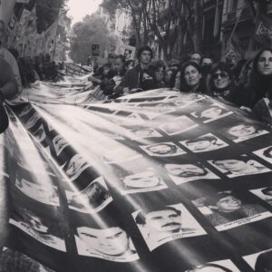 Laura Cymer Instagram - Andábamos con unas ganas de volver a la plaza 🤍🤍🤍 !!!!
.
24•3•2022 ✨
.
#memoriaverdadyjusticia 
#nuncamas 
#30000
#diadelamemoria