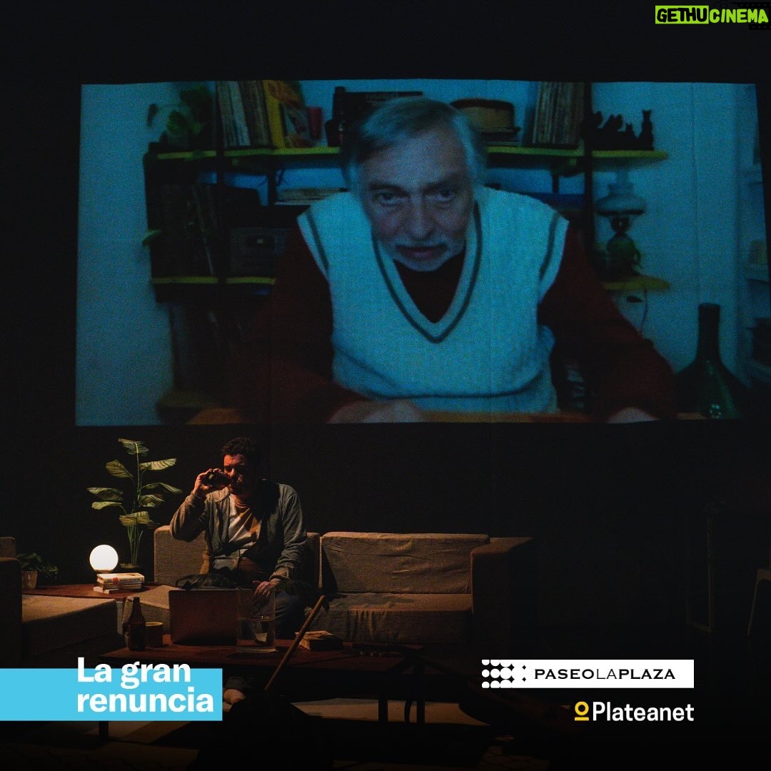 Laura Cymer Instagram - Si, leíste bien 😎👉seguimos renunciando todos los DOMINGOS a las 21HS en la Sala Pablo Neruda del @paseolaplazaok 🎭 El mejor plan #AntiDomingo es venir a divertirte con esta comedia que te va a dejar pensando🤳📵 🎟️Entradas en @plateanet o en la Boletería del Teatro. #Teatro #LaGranRenuncia #PaseoLaPlaza #CalleCorrientes #Comedia #PlateaNet #Trabajo #Celular #RedesSociales #GastónCocchiarale #LauraCymer #LisandoFiks #AbianVainstein #RominaFernandes #LuisBrandoni #TeatroBuenosAires #Temporada2024