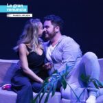 Laura Cymer Instagram - Hay cosas que mejor si decirlas 😉 Gracias a nuestros compañeros de #MejorNoDecirlo por sumarse a este movimiento llamado #LaGranRenuncia 🙅‍♀️🙅 Los esperamos los DOMINGOS a las 21HS en el @paseolaplazaok para divertirse con esta comedia que los va a dejar pensando… 🤯🤳 🎟️ Entradas en @plateanet o en la boletería del Teatro. #Teatro #LaGranRenuncia #PaseoLaPlaza #CalleCorrientes #Comedia #PlateaNet #Trabajo #Celular #RedesSociales #GastónCocchiarale #LauraCymer #LisandoFiks #AbianVainstein #RominaFernandes #LuisBrandoni #TeatroBuenosAires #Temporada2024 #Tecnologia #MercedesMoran #ImanolArias #Domingo #PlanesParaElDomingo