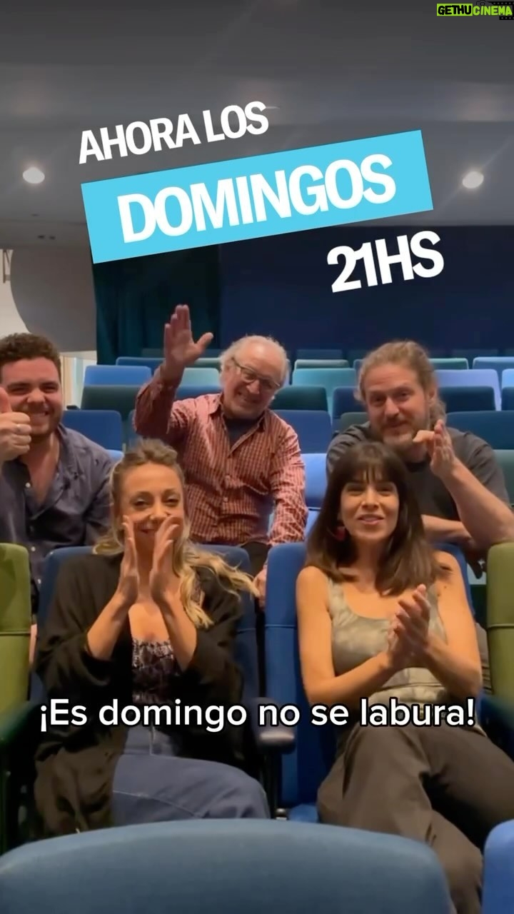 Laura Cymer Instagram - ¿Domingos aburridos, bajoneros y sin planes? Dejá el celular y venite al teatro que EXTENDIMOS LA TEMPORADA 😎 #LaGranRenuncia ahora los DOMINGOS a las 21hs en el @paseolaplazaok 🎭 🎟️Entradas a través de @plateanet o en la boletería del Teatro. #Teatro #LaGranRenuncia #PaseoLaPlaza #CalleCorrientes #Comedia #PlateaNet #Trabajo #Celular #RedesSociales #GastónCocchiarale #LauraCymer #LisandoFiks #AbianVainstein #RominaFernandes #LuisBrandoni #TeatroBuenosAires #Temporada2024 #Tecnologia #Zoom #Domingo #PlanesParaElDomingo