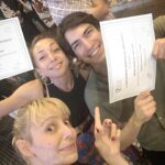 Laura Cymer Instagram - Gracias @premiosace por esta nominación 🙌🏻🎭♥️!!! FELIZ ES POCO !!! • - Actriz de comedia - “paranormales” . . Obra de @danielveronese.teatro y @matiasdelfe y producción de @sebastian.blutrach ✨. . Popurrí de una noche hermosa! Y que viva el teatro loco!!!! 1- 🌈 2- Recibiendo diploma con mis compañeras de terna : mujeres que admiro tanto !!! 3- 🎭 4 - con compa de obra y terna 💜 #PaolaBarrientos 5- Trío de churris ! 6 - El llamado. 7 - Muy Turist con Diploma! 8 - “ Nu y Eve “ 9 - Nos pisa el bondi!!! 10 - Fin de fiesta con mi hna @paula_carruega ❤️‍🔥