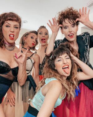 Laura Cymer Instagram - ❤️‍🔥Este equipo es una maravilla! Realmente arriba, atrás y abajo del escenario todo es puro disfrute y compañerismo del bueno !
Lo que estamos disfrutando cada función no tiene nombre!
Gracias totales al público que ya la vió !!! Y seguimos de fiesta ✨❤️‍🔥✨❤️‍🔥✨

VIERNES Y SÁBADOS 22hs en el @teatroelpicadero 
@mujeresenelbano de @marielaasensio .
Entradas en mi Bio.
✨
Y este equipo soñado

Team Completo

@pronoia_producciones 

@iridemockert

@laucymer

@maidaandrenacciok

@esthergorisok

@lauraconforte

@marielaasensio

@paolaluttini

@tinisantamaria

@maurogarciabarbe

@laguadalup

@valetollo

@vessnabebek

@oswald.maria.77

@davidseldes

@luchichi

@mechi_otero

Fotos x @valconocchiari