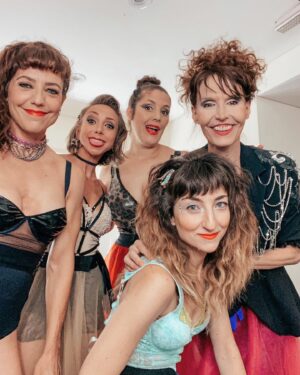 Laura Cymer Instagram - ❤️‍🔥Este equipo es una maravilla! Realmente arriba, atrás y abajo del escenario todo es puro disfrute y compañerismo del bueno !
Lo que estamos disfrutando cada función no tiene nombre!
Gracias totales al público que ya la vió !!! Y seguimos de fiesta ✨❤️‍🔥✨❤️‍🔥✨

VIERNES Y SÁBADOS 22hs en el @teatroelpicadero 
@mujeresenelbano de @marielaasensio .
Entradas en mi Bio.
✨
Y este equipo soñado

Team Completo

@pronoia_producciones 

@iridemockert

@laucymer

@maidaandrenacciok

@esthergorisok

@lauraconforte

@marielaasensio

@paolaluttini

@tinisantamaria

@maurogarciabarbe

@laguadalup

@valetollo

@vessnabebek

@oswald.maria.77

@davidseldes

@luchichi

@mechi_otero

Fotos x @valconocchiari